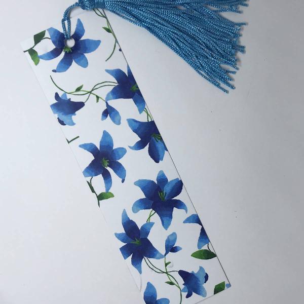 marca página com flores azuis
