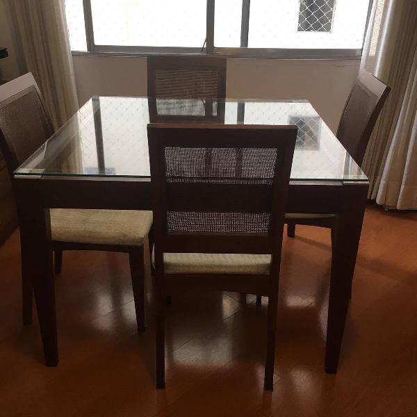 mesa quadrada com quatro cadeiras em ótimas condições