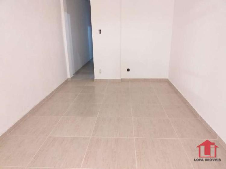 Apartamento com 1 Quarto para Alugar, 45 m² por R$ 900/Mês