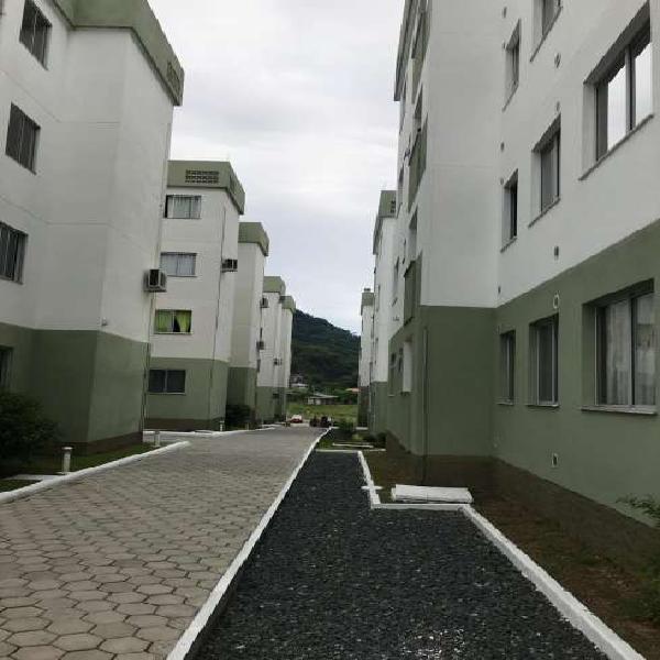 Apartamento com 2 Quartos à Venda, 54 m² por R$ 140.000
