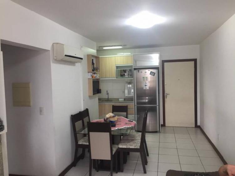 Apartamento com 2 Quartos à Venda, 66 m² por R$ 250.000