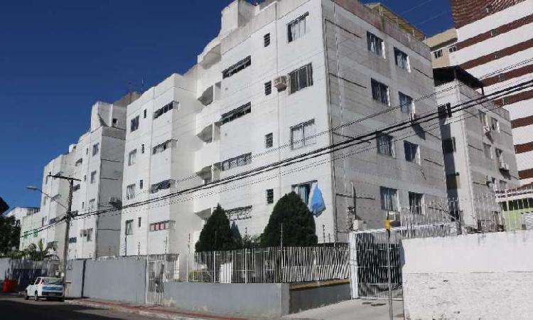 Apartamento com 2 Quartos à Venda, 67 m² por R$ 210.000