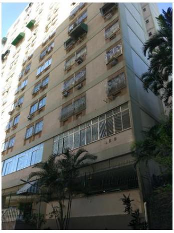 Apartamento com 2 Quartos à Venda, 70 m² por R$ 220.000