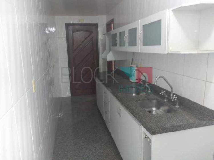 Apartamento com 2 Quartos à Venda, 91 m² por R$ 550.000