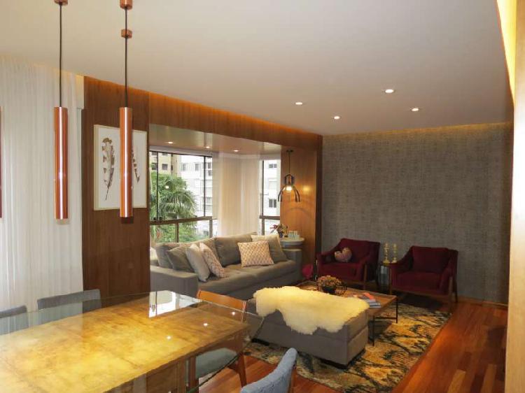Apartamento com 3 Quartos à Venda, 118 m² por R$ 770.000