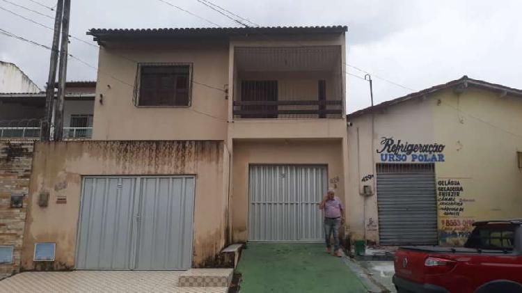 Apartamento com 3 Quartos à Venda, 195 m² por R$ 329.000