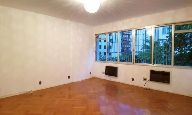Apartamento com 3 Quartos para Alugar, 136 m² por R$