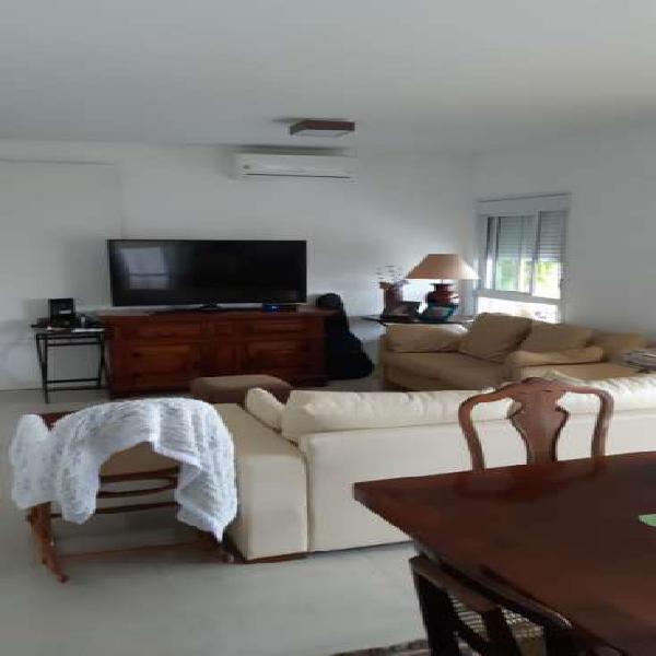Apartamento com 3 Quartos para Alugar, 161 m² por R$