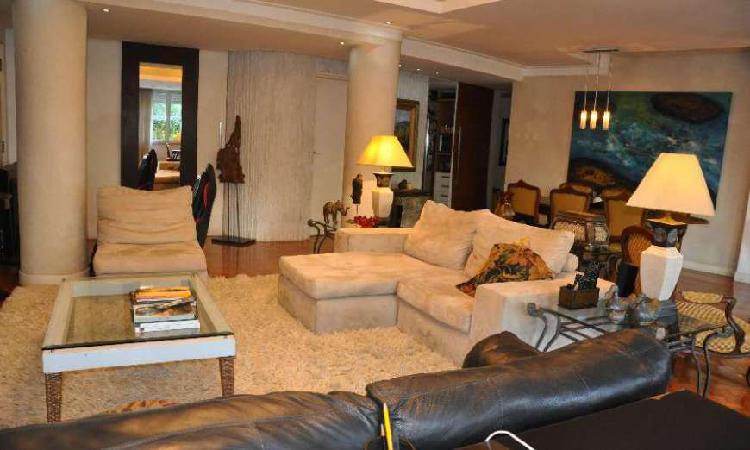 Apartamento com 3 Quartos para Alugar, 200 m² por R$