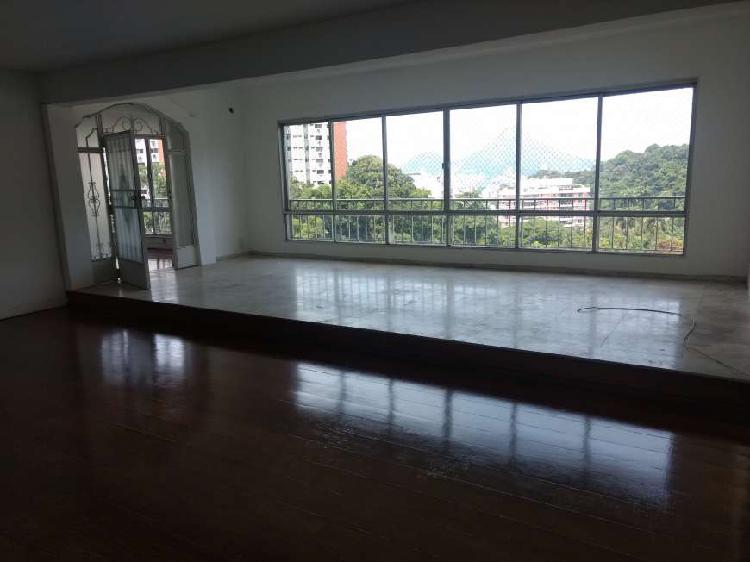 Apartamento com 3 Quartos para Alugar, 210 m² por R$