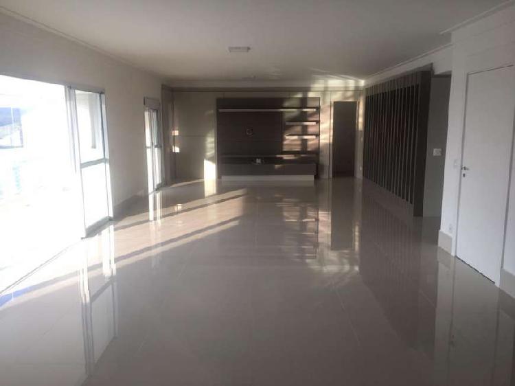 Apartamento com 3 Quartos para Alugar, 243 m² por R$