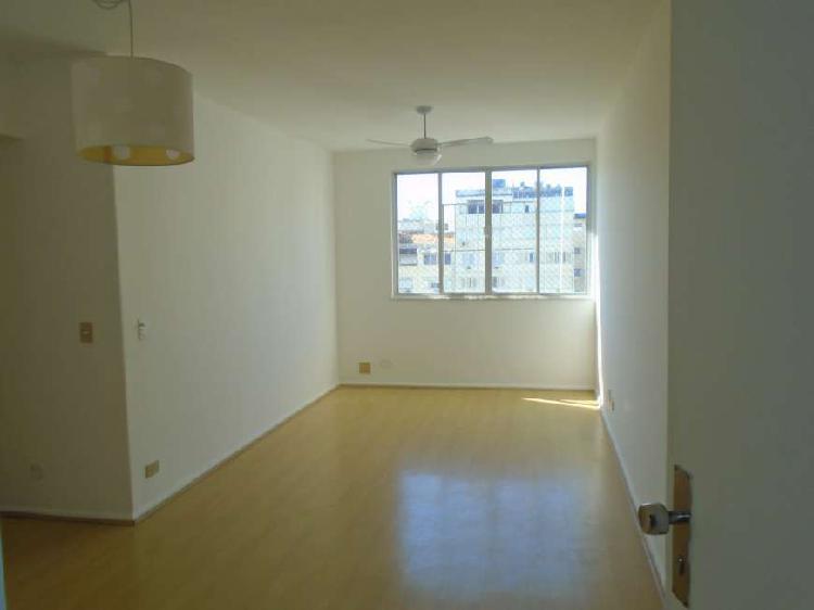 Apartamento com 3 Quartos para Alugar, 84 m² por R$