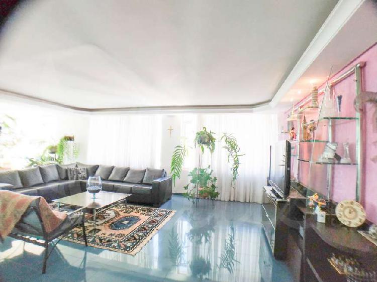 Apartamento com 4 Quartos à Venda, 266 m² por R$ 375.000