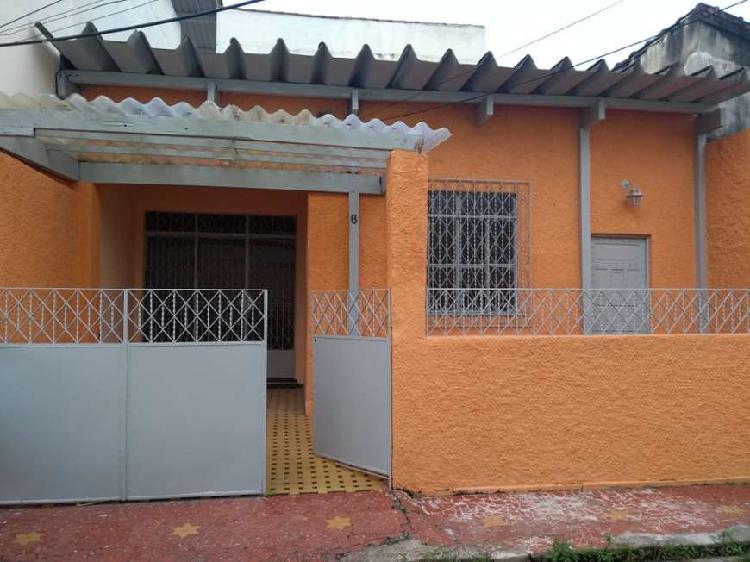 Casa com 2 Quartos para Alugar, 53 m² por R$ 1.300/Mês