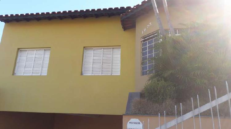 Casa com 3 Quartos para Alugar, 100 m² por R$ 1.400/Mês