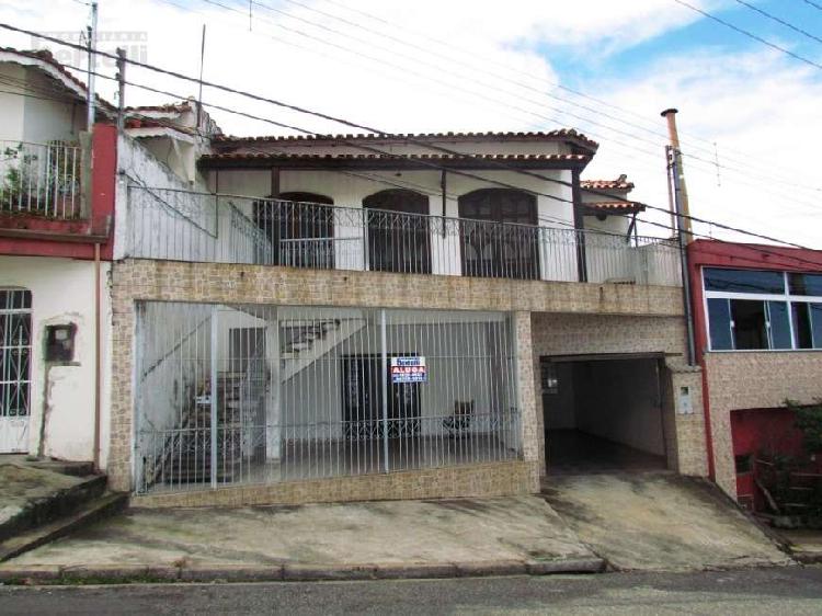 Casa com 3 Quartos para Alugar, 246 m² por R$ 2.200/Mês