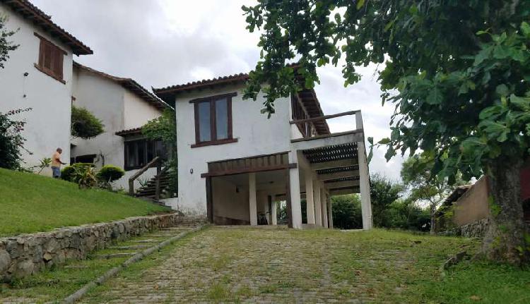 Casa com 3 Quartos para Alugar, 284 m² por R$ 4.000/Mês
