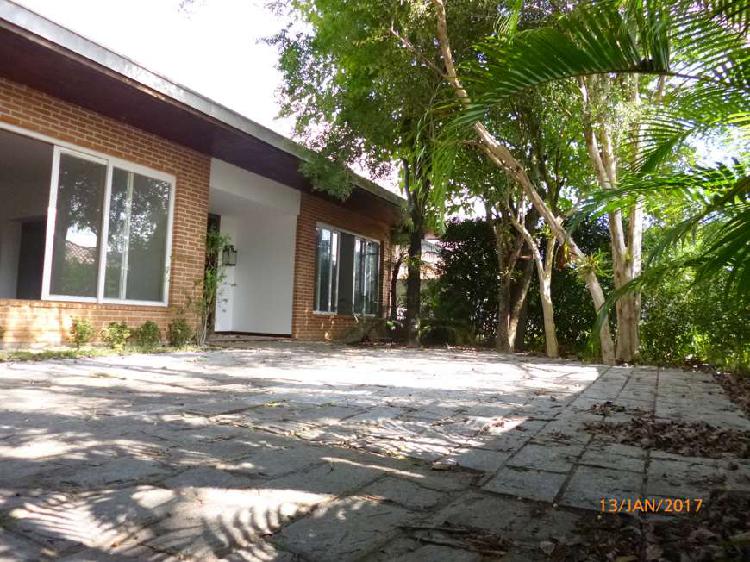Casa com 3 Quartos para Alugar, 390 m² por R$ 10.000/Mês