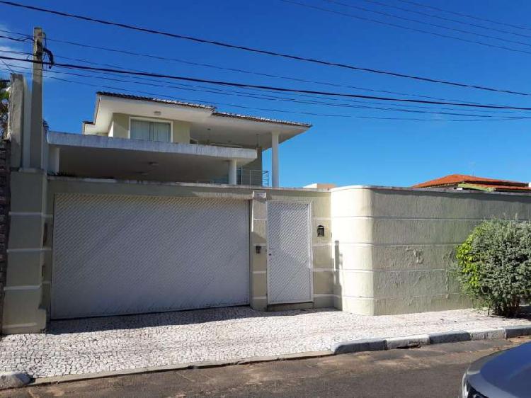 Casa com 4 Quartos para Alugar, 250 m² por R$ 6.000/Mês