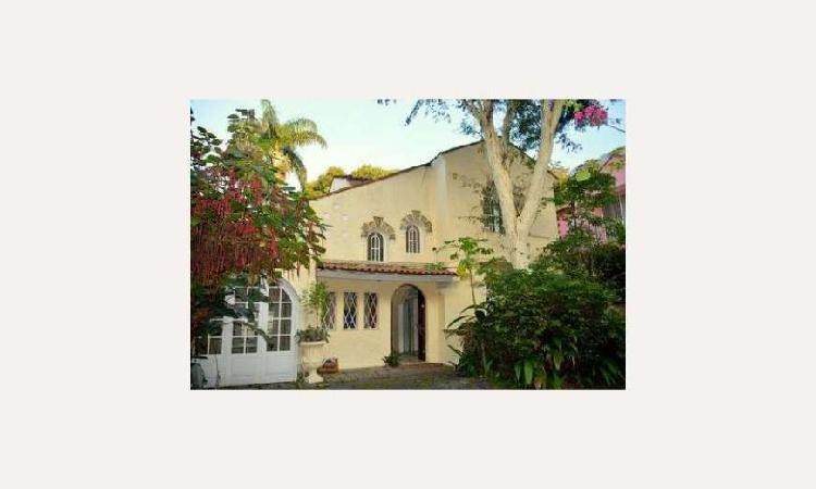 Casa com 5 Quartos para Alugar, 220 m² por R$ 8.000/Mês