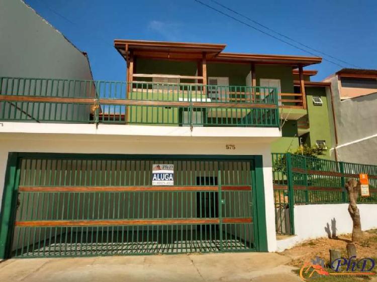 Casa com 5 Quartos para Alugar, 390 m² por R$ 4.000/Mês
