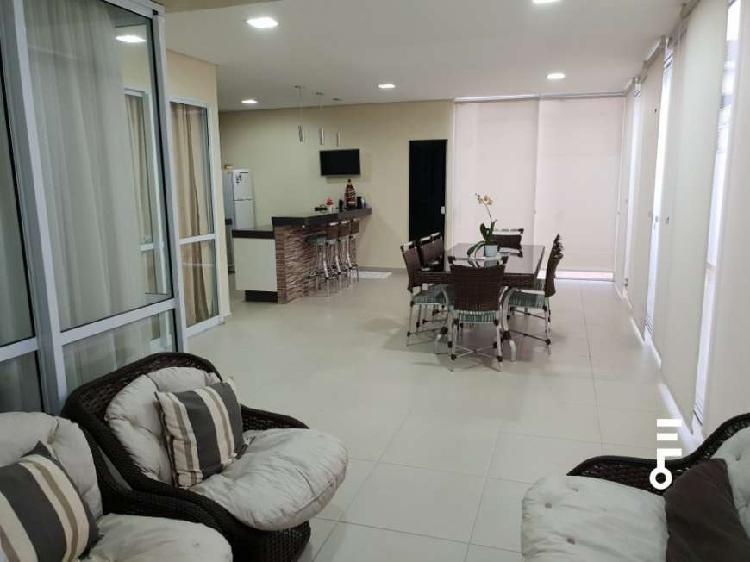 Casa de Condomínio com 3 Quartos à Venda, 240 m² por R$