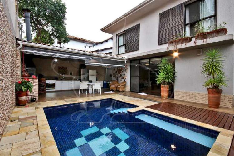 Casa de Condomínio com 3 Quartos à Venda, 400 m² por R$