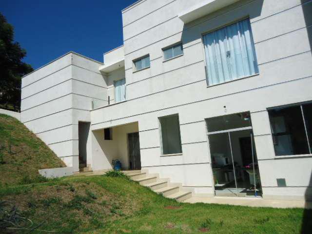Casa de Condomínio com 3 Quartos à Venda, 450 m² por R$