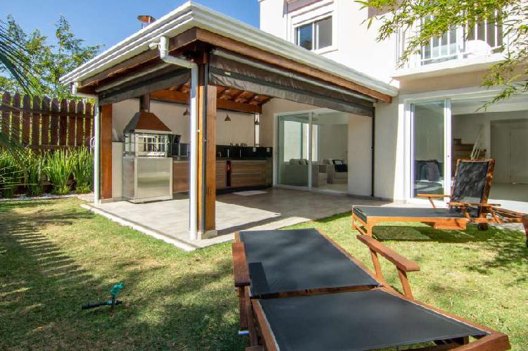 Casa de Condomínio com 4 Quartos à Venda, 156 m² por R$