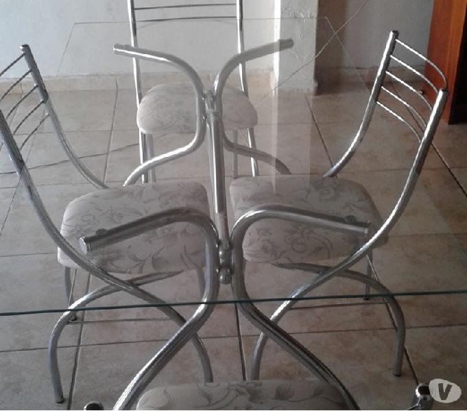 Mesa tampo vidro +04 cadeiras