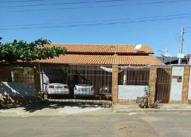 Vende-se uma casa