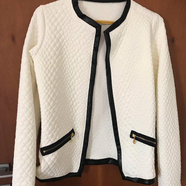 jaqueta branca com detalhes em preto g