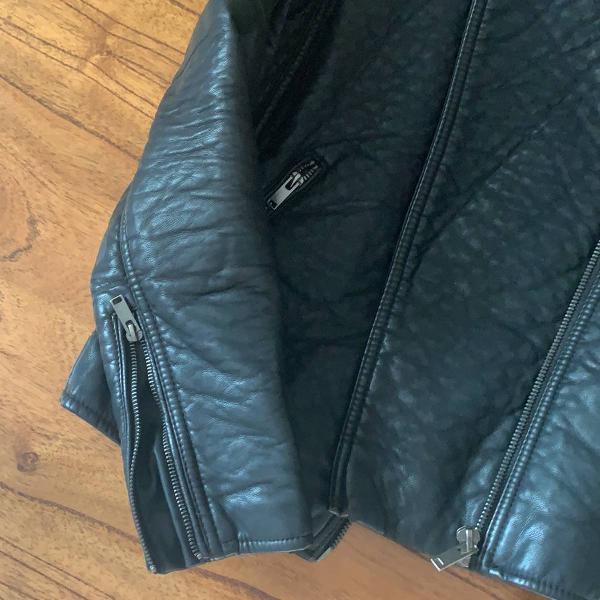 jaqueta de couro sintético preta da marca mango, comprada