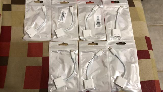 Adaptador de iPhone para ouvir música e carregar ao mesmo