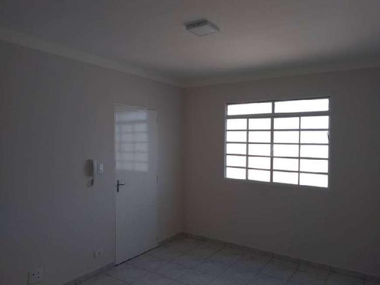 Apartamento com 2 Quartos à Venda, 61 m² por R$ 180.000