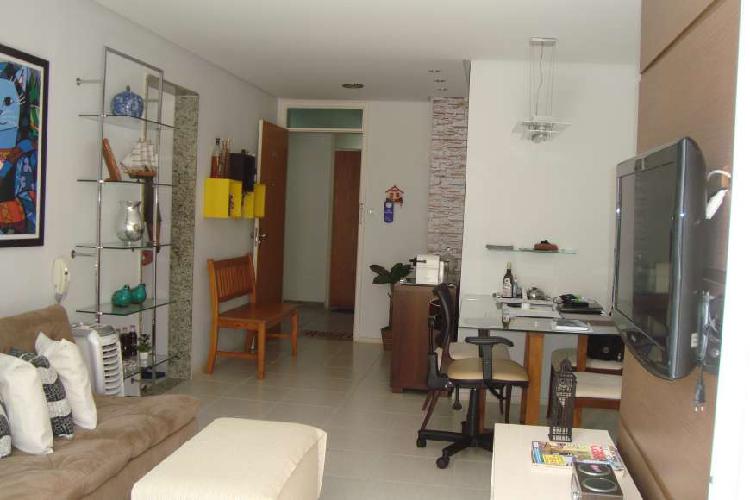 Apartamento com 2 Quartos à Venda, 65 m² por R$ 300.000