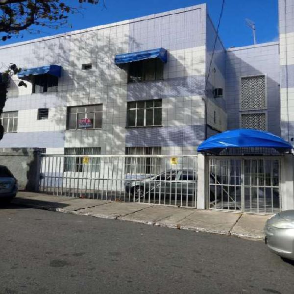 Apartamento com 2 Quartos à Venda, 80 m² por R$ 215.000