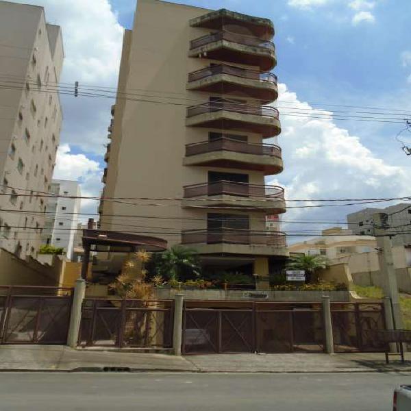 Apartamento com 3 Quartos à Venda, 104 m² por R$ 480.000