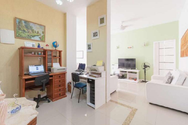 Apartamento com 3 Quartos à Venda, 108 m² por R$ 830.000
