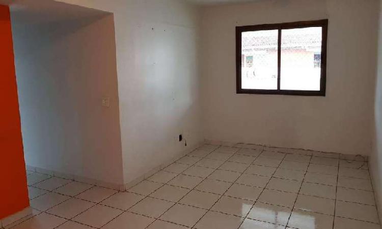 Apartamento com 3 Quartos à Venda, 80 m² por R$ 210.000