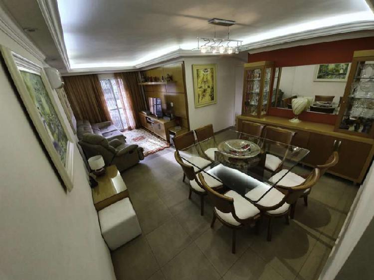 Apartamento com 3 Quartos à Venda, 96 m² por R$ 645.000