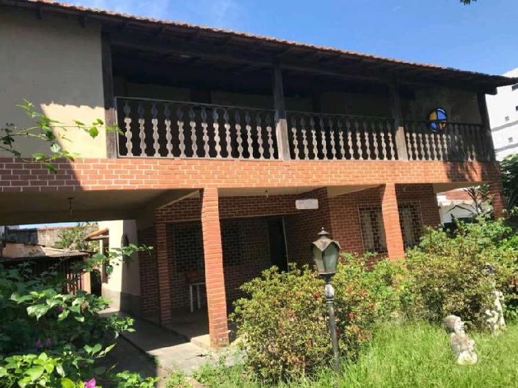 Casa com 4 Quartos à Venda, 240 m² por R$ 850.000 COD.