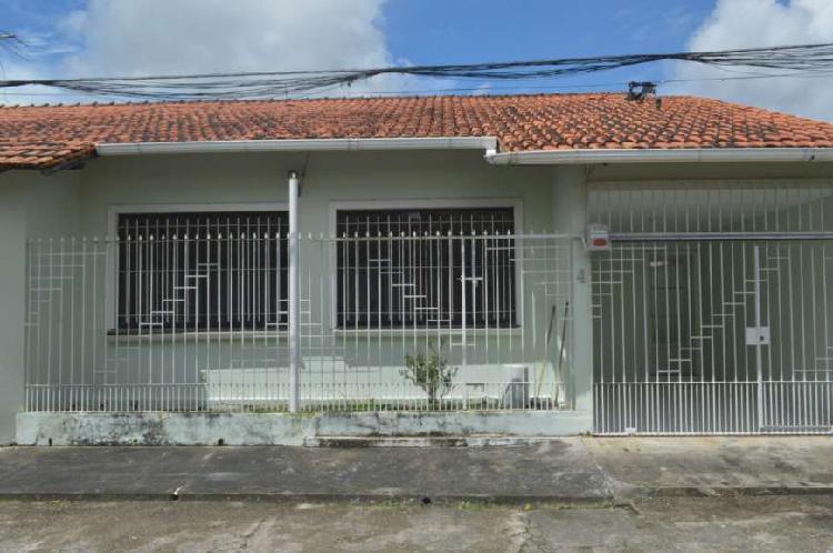 Casa de Condomínio com 3 Quartos à Venda, 180 m² por R$