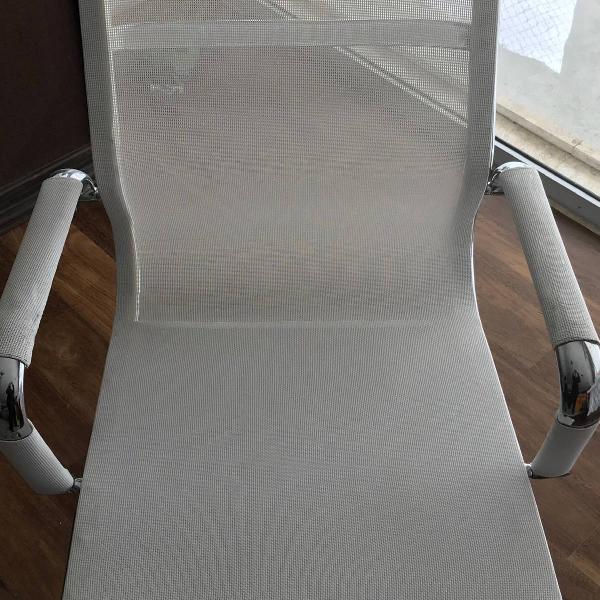 cadeira branca de aço inox e rodízios
