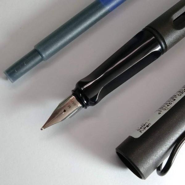 caneta tinteiro lamy safari black mate pena média original