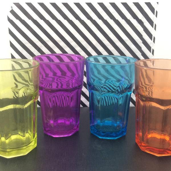 copos coloridos retrô