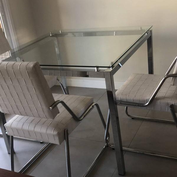 mesa de jantar branca com vidro
