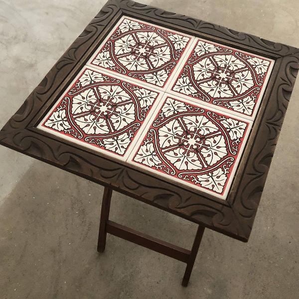 mesa de madeira com tampa mosaico