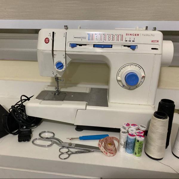 máquina de costura singer pro 2918 (com kit de costura)