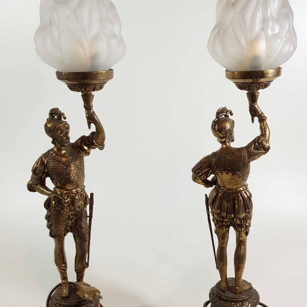 par de luminárias em bronze polido, representando nobres